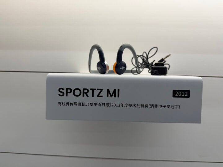 Sportz Mi 2012 headphones display