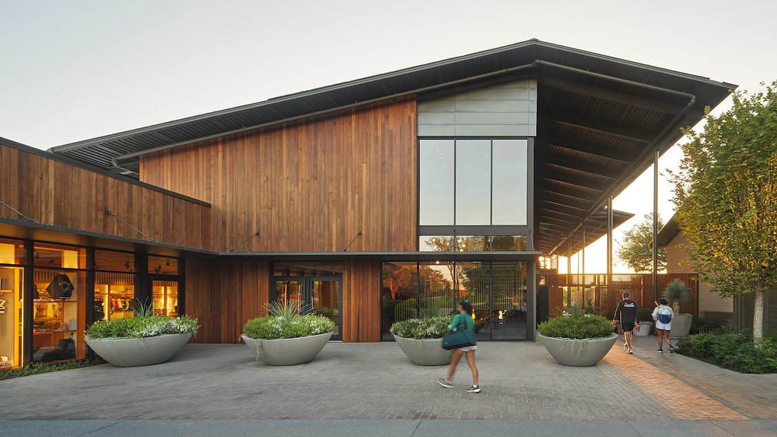 Lake Flato Architects Serves Up a Classic Tennis Clubhouse in Dallas