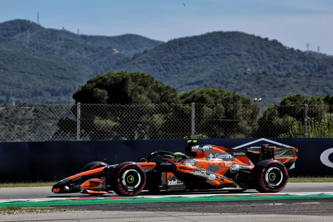 Lando Norris (GBR) McLaren F1 Team MCL40.
13.06.2026. Formula 1 World Championship, Rd 7, Barcelona-Catalunya Grand Prix, Barcelona, Spain, Qualifying Day.
- www.xpbimages.com, EMail: requests@xpbimages.com © Copyright: Rew / XPB Images