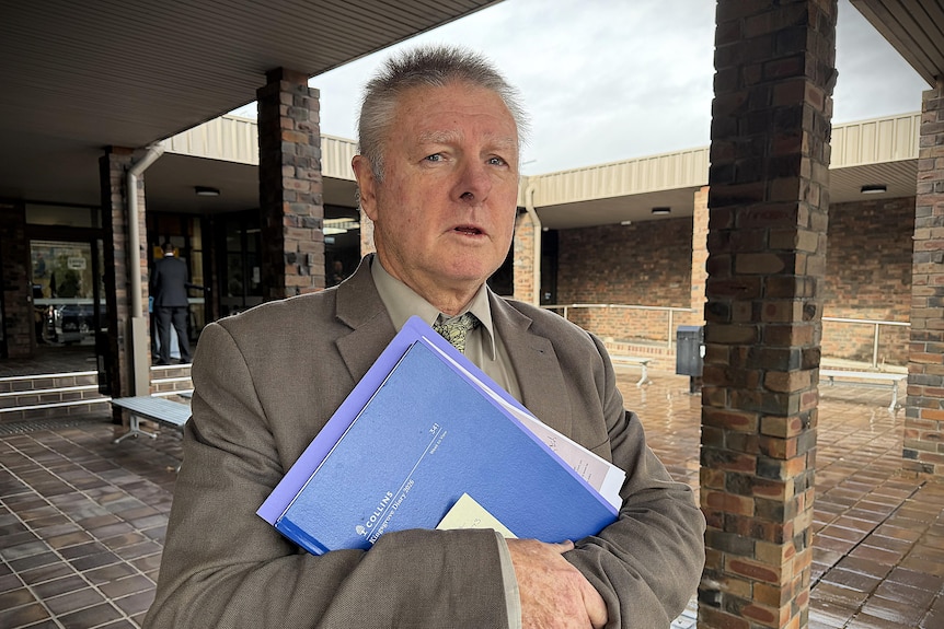 Man told purple folder outside brick court house