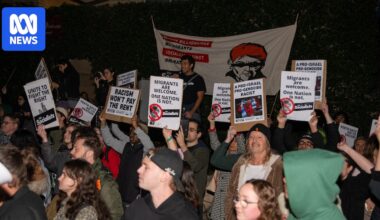 Hundreds protest as One Nation leader Pauline Hanson greets supporters at Perth event
