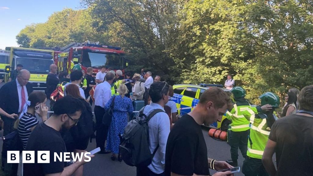 Bedford train crash: What we we know so far as police confirm at least one dead - BBC