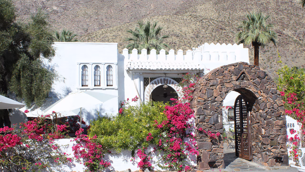 Palm Springs architecture tour: See how celebs live