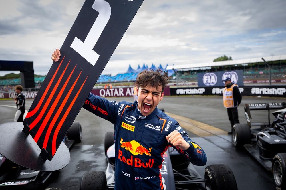 Lindblad’s Silverstone 
F3 sprint-feature double 
in 2024 was a rare feat