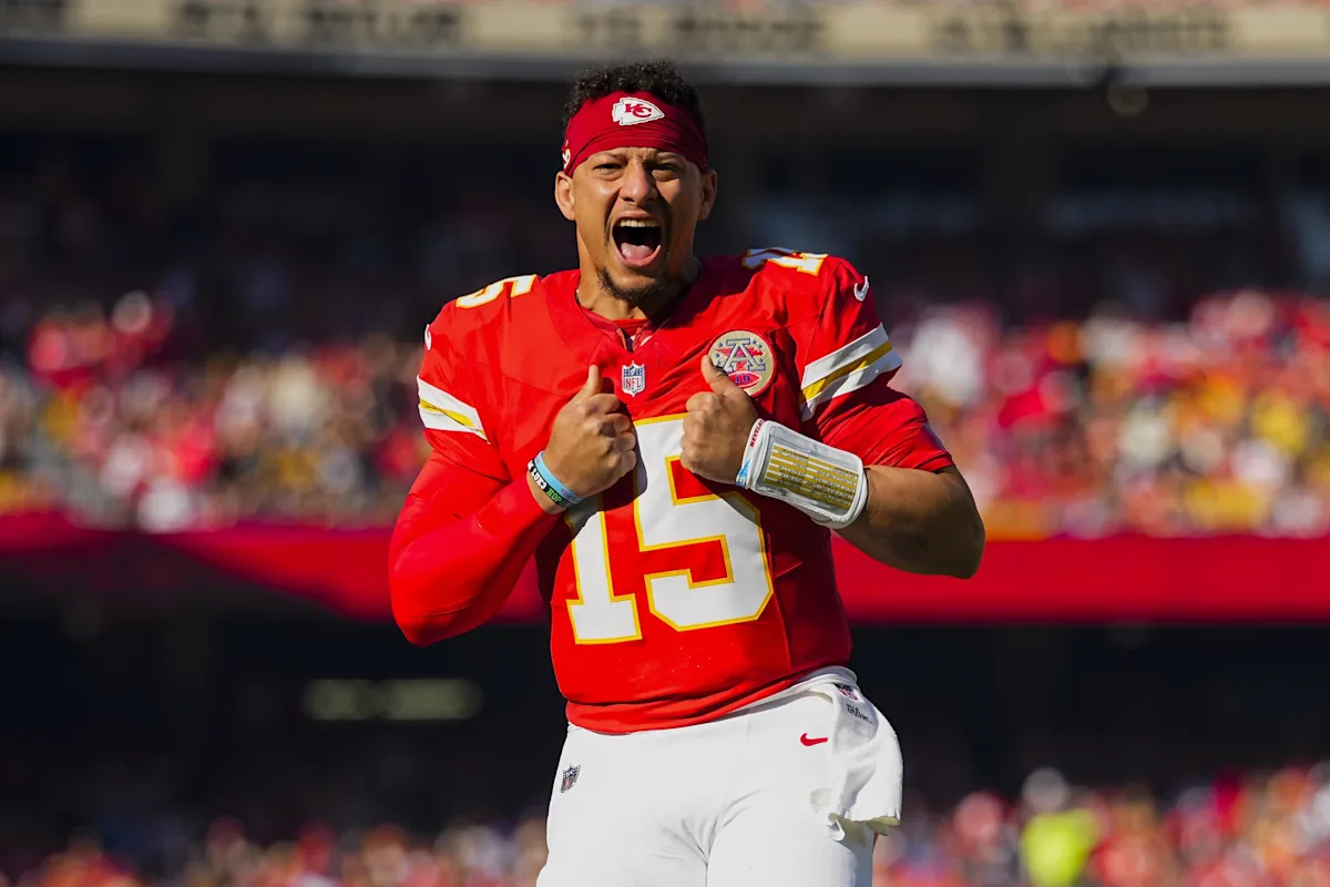 Patrick Mahomes makes NFL history, this time with his bank account
