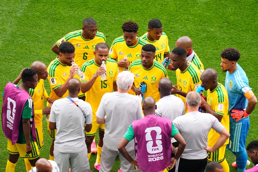 South African players and coaches converge during a mid-match hydration break