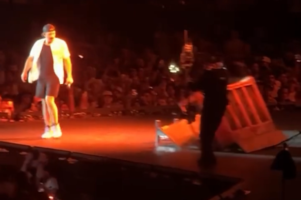 Morgan Wallen flipping piano