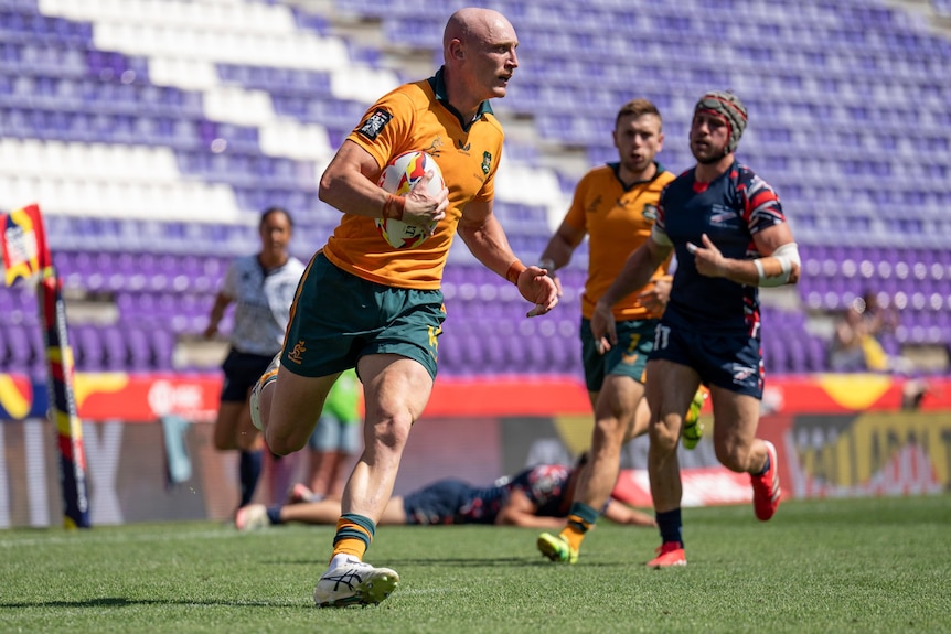 James Turner runs with the ball against Great Britain at the Spanish leg of the rugby sevens World Championship.