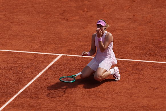 Mirra Andreeva celebrates her maiden Grand Slam title.