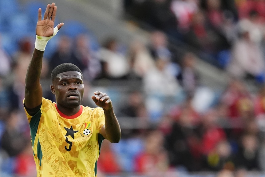 Thomas Partey holds up his hand