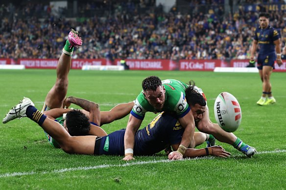 Kelma Tuilagi scores for the Eels.