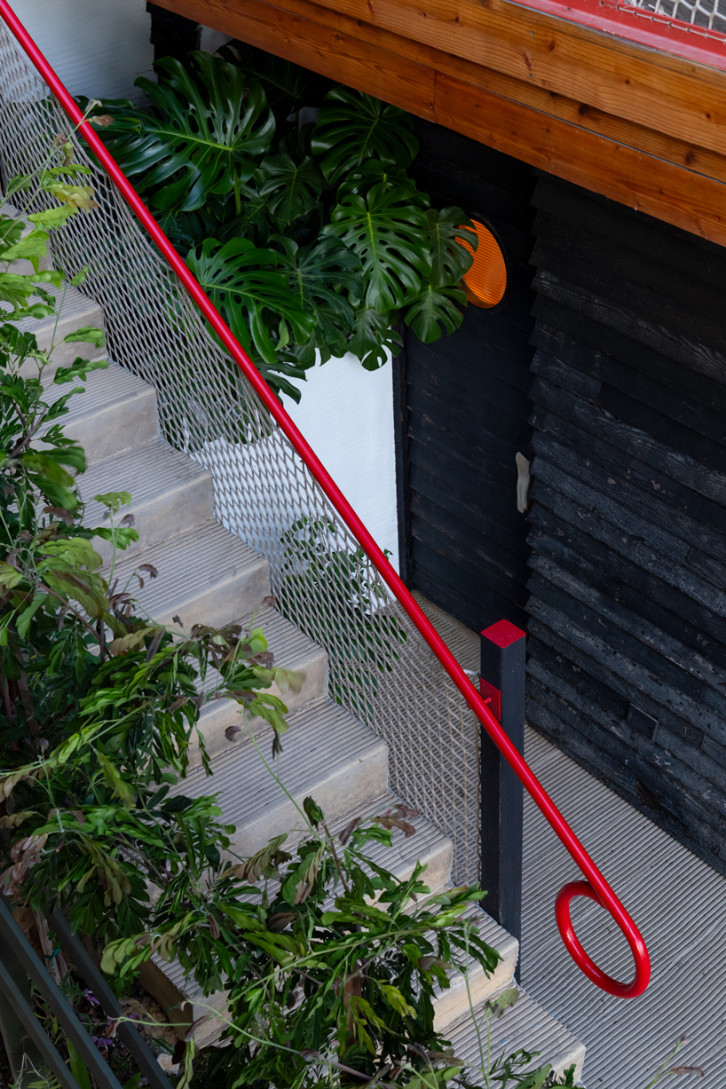 a series of cantilevered beams and slender posts compose cano house above los angeles - 5