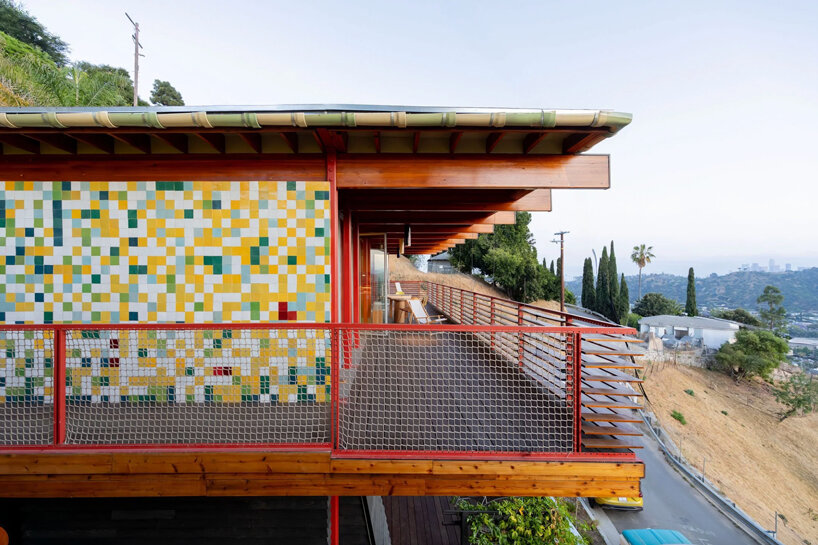 a series of cantilevered beams and slender posts compose cano house above los angeles - 3