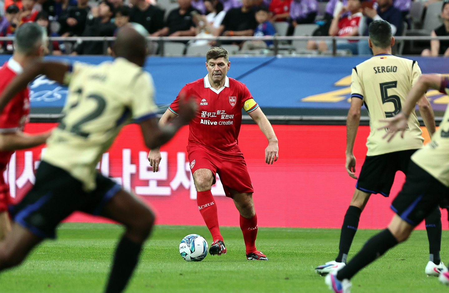 The Reds captain-manager Steven Gerrard plays the ball in the Champions Impact in Seoul 2026 match at Seoul World Cup Stadium in Mapo District, western Seoul, on June 6. [NEWS1]