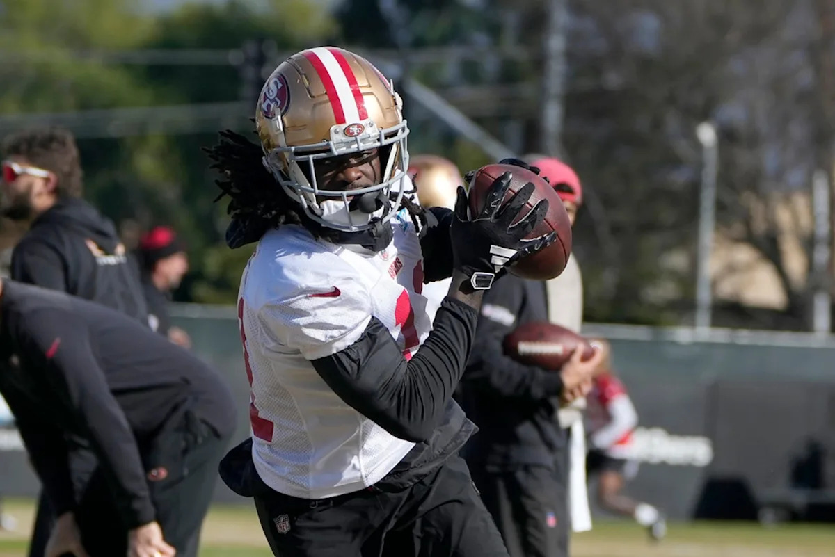 Someone called out an NFL player who was issued an arrest warrant: ‘How stupid do you have to be...’