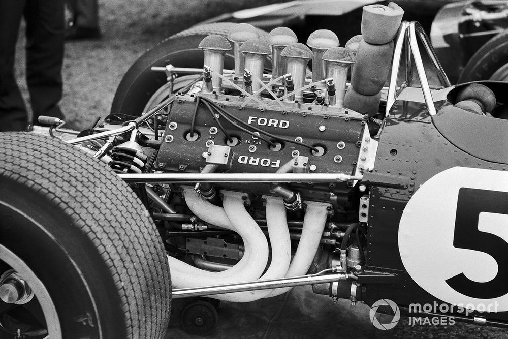 A modern equivalent of 
an off-the-shelf Cosworth 
DFV is a bit of a pipedream