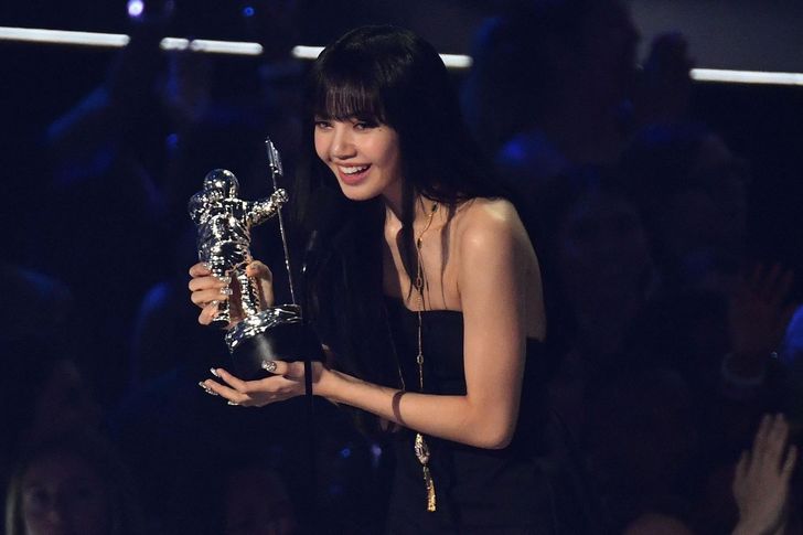 BLACKPINK member Lisa accepts the award for Best Metaverse Performance during the MTV Video Music Awards at Prudential Center in Newark, N.J., in this 2022 photo. AFP-Yonhap