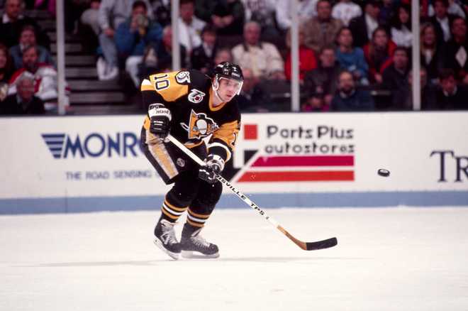 1992 Ron Francis E.RUTHERFORD, NEW JERSEY - JANUARY 02: Ron Francis, of the Pittsburgh Penguins, rushing up ice, passes the puck up ice during their game with the New Jersey Devils in East Rutherford, New Jersey, United States on January 2, 1992 (Photo by Steve Crandall/Getty Images)
