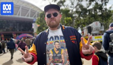 Adelaide Crows fans wish Tony Modra well as they take on Melbourne at Adelaide Oval