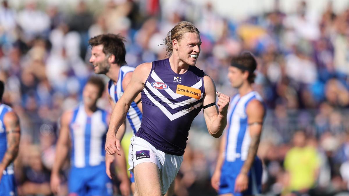 AFL live updates: Fremantle Dockers look to extend win streak against North Melbourne in Bunbury showdown