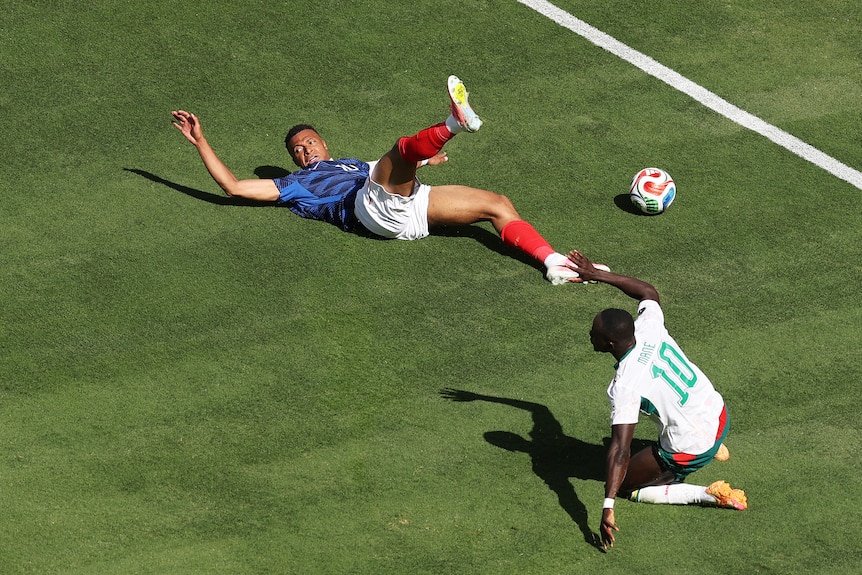 Kylian Mbappé looks back at the referee.