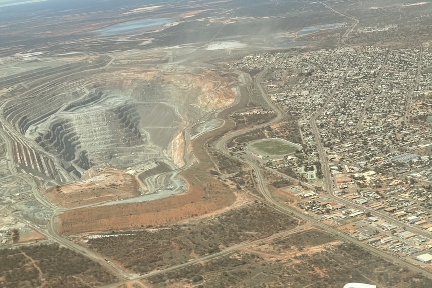 Kalgoorlie-Boulder from the air photographed from a plane.