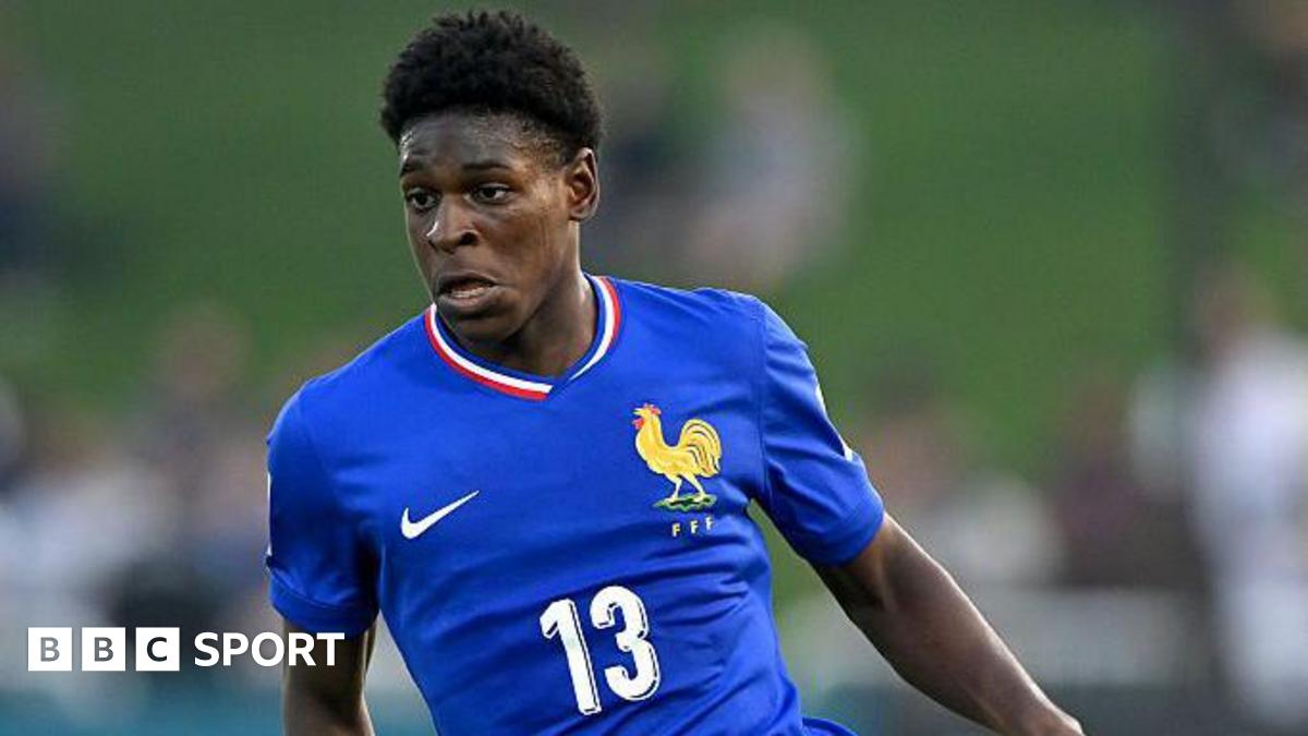 Emmanuel Mbemba playing for France Under-17s