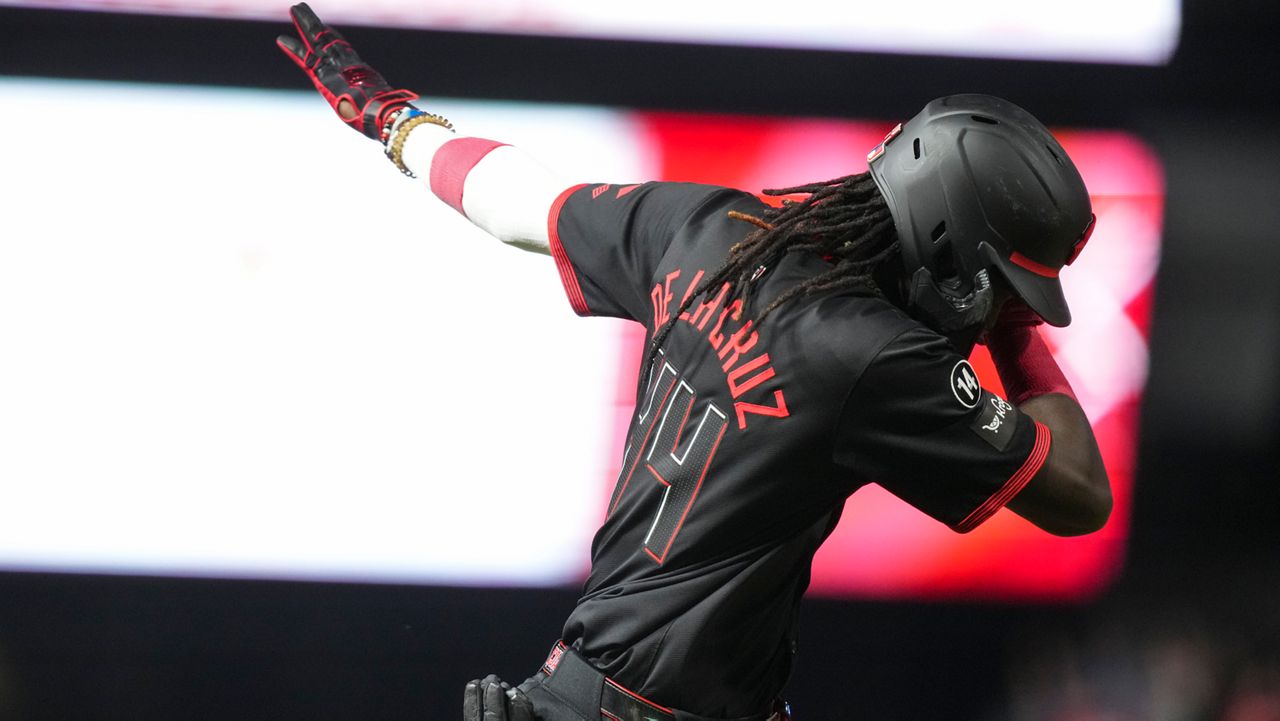 Cincinnati Reds' Elly De La Cruz gestures as he rounds the bases after hitting a solo home run during the sixth inning of a baseball game against the Chicago Cubs, Friday, Sept. 19, 2025, in Cincinnati. (AP Photo/Jeff Dean)