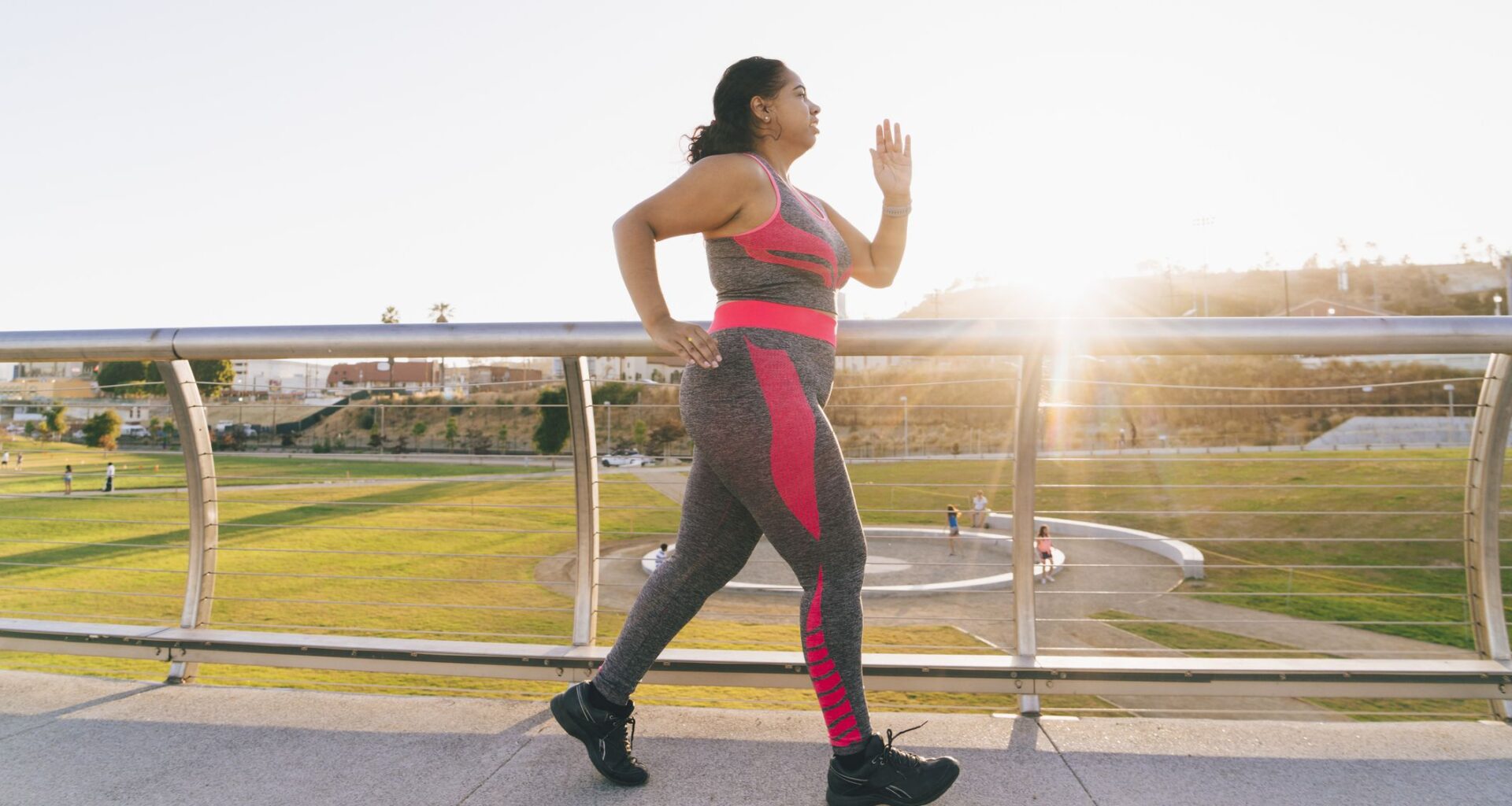 A personal trainer says you can burn more calories on a 20-minute walk by adding intervals—here’s how