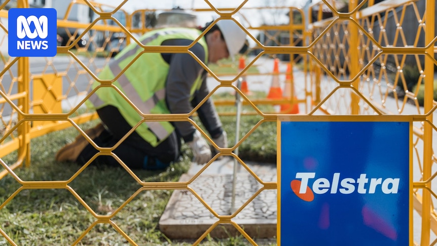 Customers in remote Australia have safety concerns as Telstra phases out CAN Radio phone system