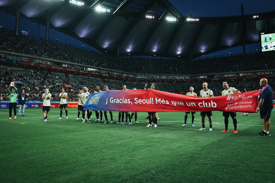 The Barca Legends team thanks fans after the Champions Impact in Seoul 2026 match at Seoul World Cup Stadium in Mapo District, western Seoul, on June 6. [FC BARCELONA]
