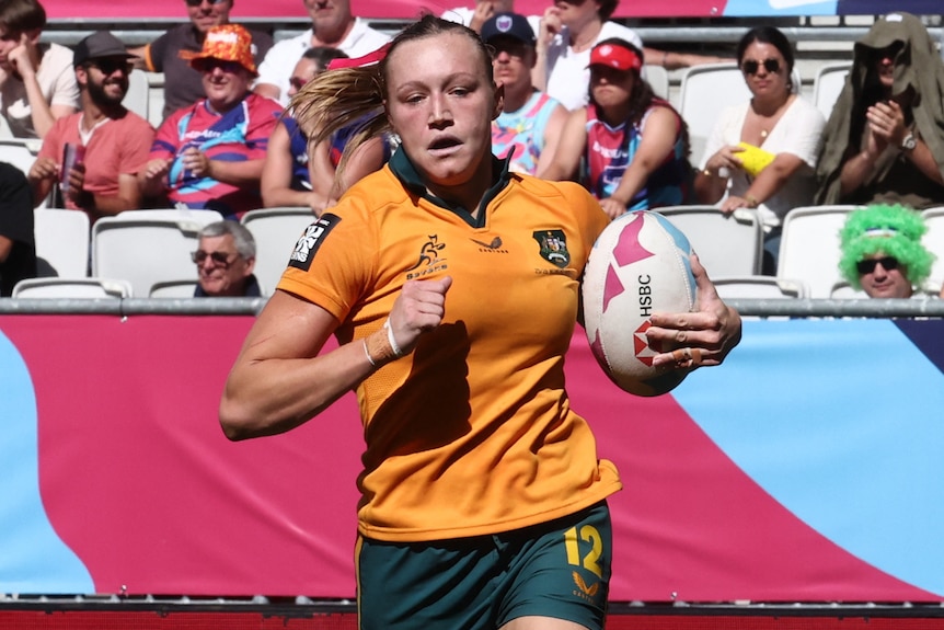 Maddison Levi scores a try for Australia in Boedeaux.