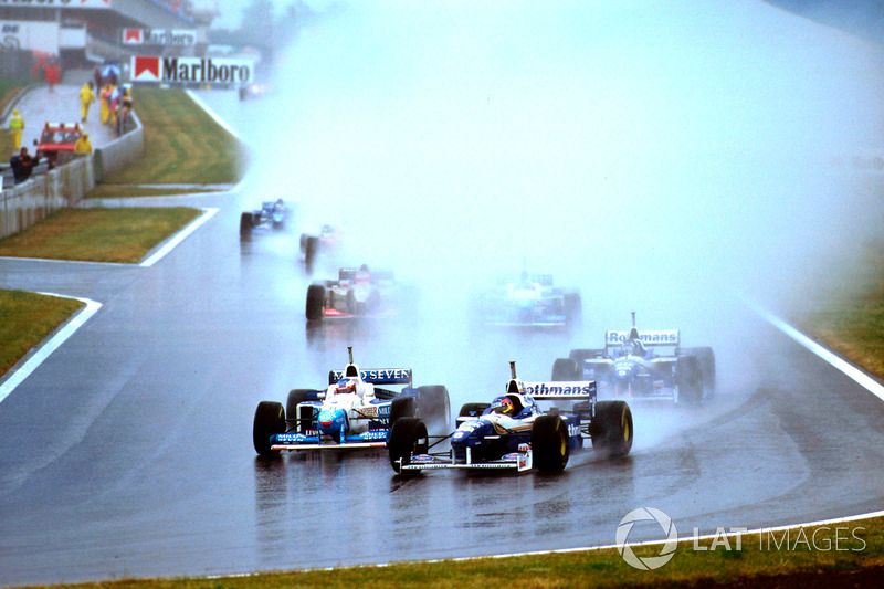 Jacques Villeneuve leidt de Spaanse GP voor Jean Alesi.