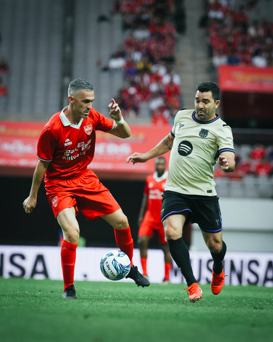 The Reds Legends winger Luis Garcia takes on Barca Legends midfielder Deco in the Champions Impact in Seoul 2026 match at Seoul World Cup Stadium in Mapo District, western Seoul, on June 6. [FC BARCELONA]