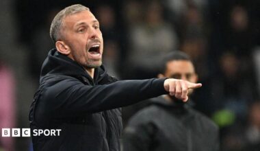 Gary O'Neil coaching during the French L1 football match between SCO Angers and RC Strasbourg Alsace.