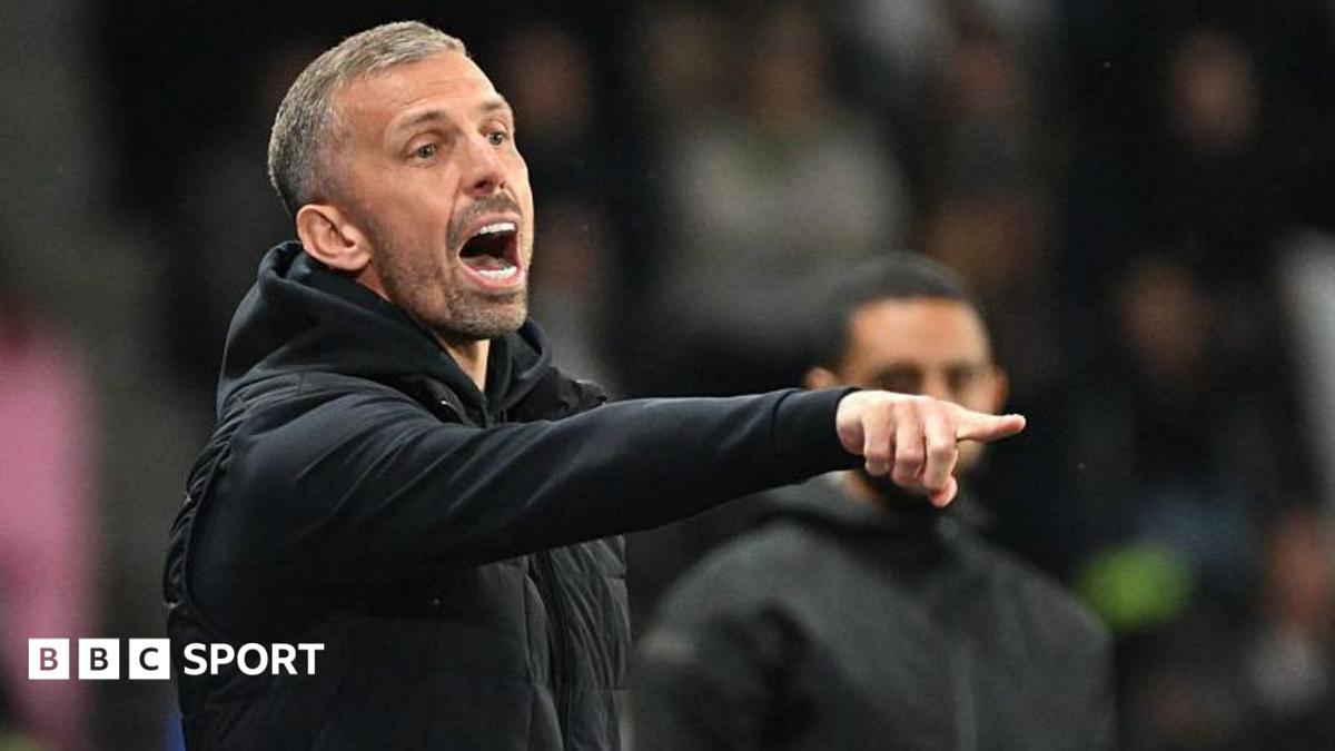 Gary O'Neil coaching during the French L1 football match between SCO Angers and RC Strasbourg Alsace.