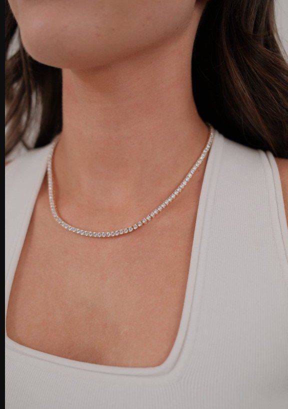 According to fashion folklore, the tennis necklace gained its unlikely name thanks to American tennis star Chris Evert. 