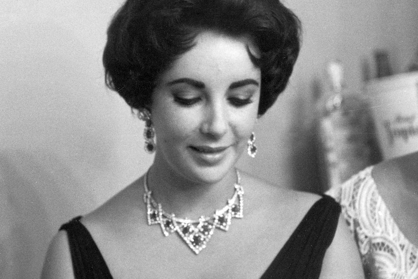Elizabeth Taylor wearing a Cartier necklace and earrings at the Tropicana Hotel in Las Vegas in 1958