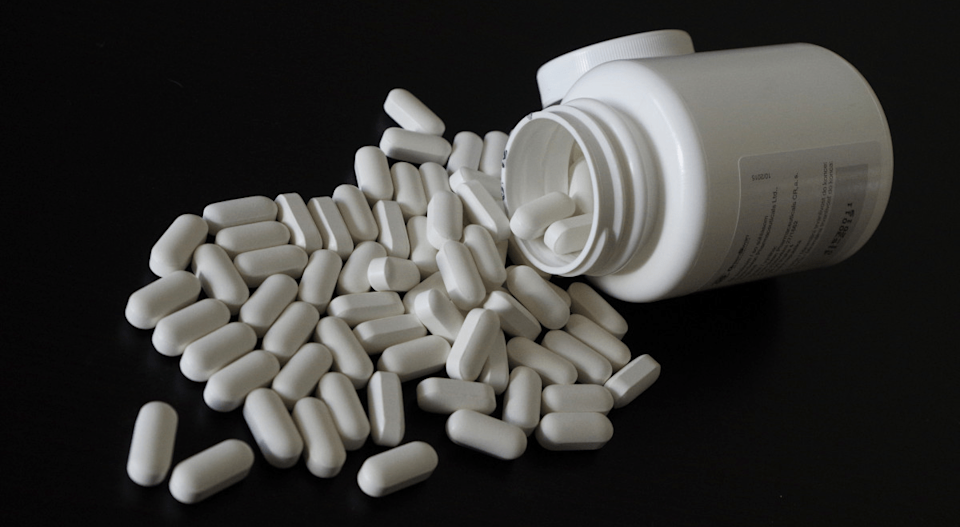 tablets pills medicine bottle NEW SIZE ©PXHere