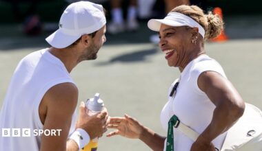 Iga Swiatek with the Wimbledon trophy in 2025