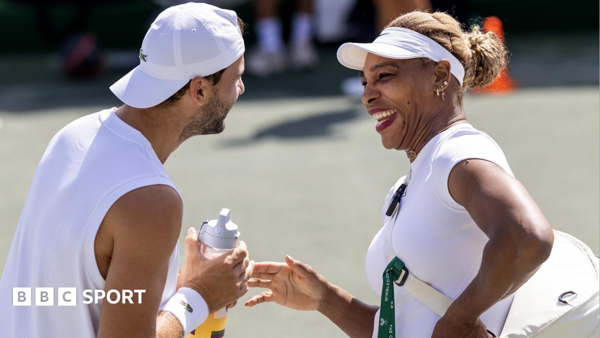 Iga Swiatek with the Wimbledon trophy in 2025