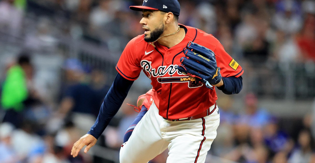 Braves place Robert Suarez on 15-day IL; call up Hurston Waldrep