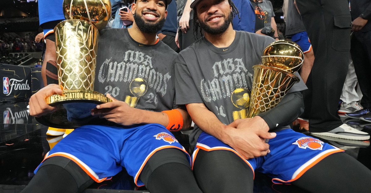 Which current Knicks will have their numbers retired?