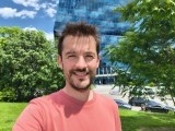 Selfie samples, main camera (1x) - 25mm, f/1.7, ISO 100, 1/1320s (4096x3072px) - Motorola Razr 70 review