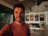 Selfie samples, internal camera - f/2.4, ISO 10331, 1/7s (3280x2460px) - Motorola Razr 70 review