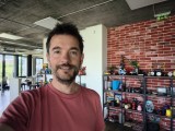 Selfie samples, internal camera - f/2.4, ISO 776, 1/50s (3280x2460px) - Motorola Razr 70 review