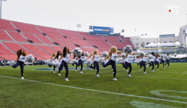 Meet the NFL’s First Male Cheerleaders_2