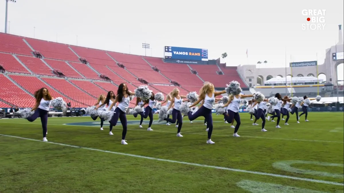 Meet the NFL’s First Male Cheerleaders_2