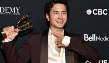 Hudson Williams talks 'gay bottom eyes' in acceptance speech