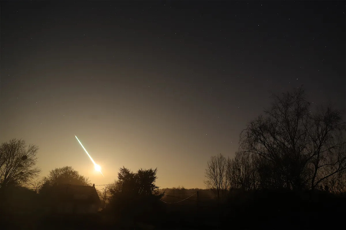 Incredible reward as Aussies begin 2,700km search for mysterious object